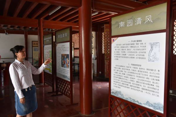 拓东街道纪工委书记介绍廉政文化展厅.jpg