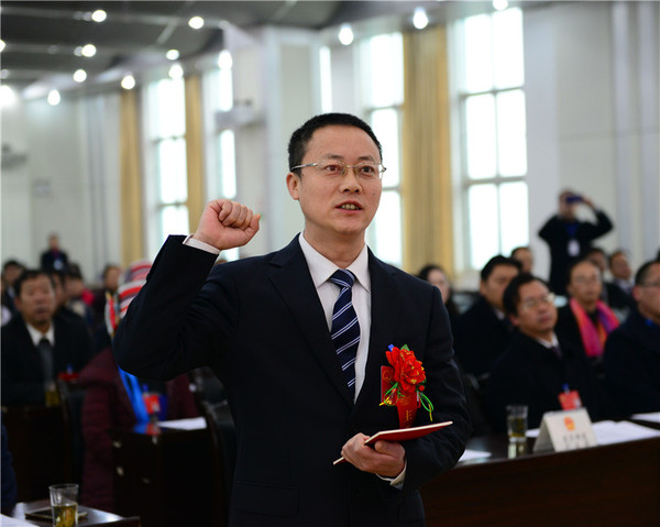 新当选的石林县监委主任张晖面对宪法宣誓