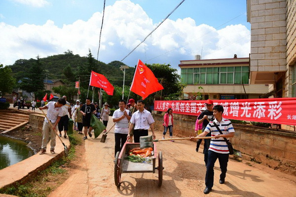 党员义务劳动忙，烈日炎炎党旗飘.jpg