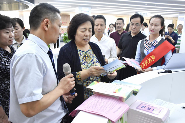 8中国志愿服务联合会副会长兼秘书长赵津芳等一行领导到盘龙区政务服务中心进行现场调研.jpg