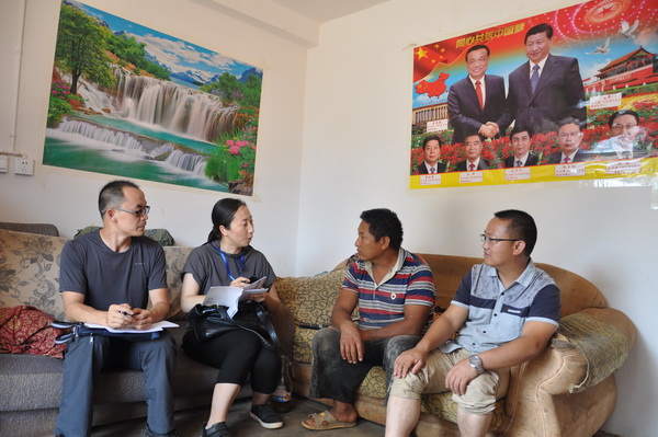 与贫困户座谈，了解帮扶措施是否精准.jpg