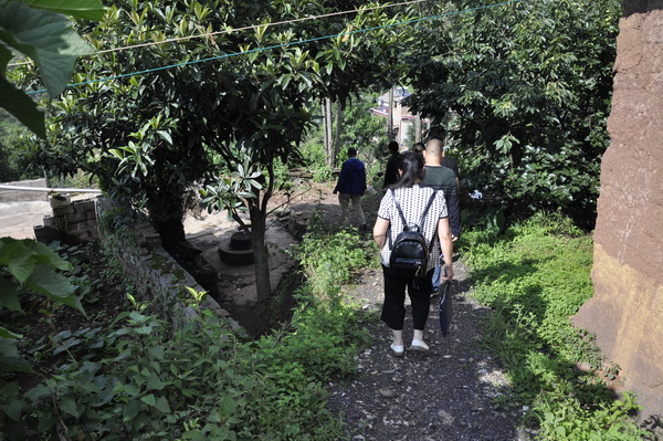 监督路上的纪检人.jpg