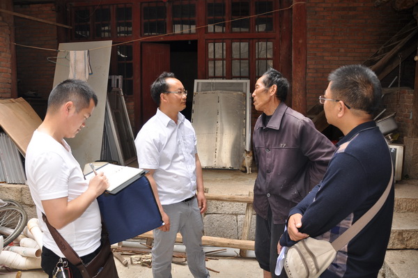 巡察干部延伸巡察查找问题.jpg