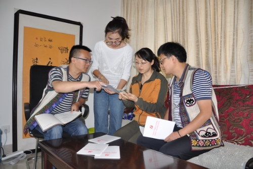 一周业务讨论会上，纪检干部学习、交流《条例》内容，对正在办理的案件找到更准确的量纪依据。.jpg