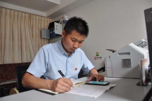 好记性不如烂笔头。案管室负责人李家雄下班后逐一对照《条例》删减变化，为更好地履职“充电蓄能”。.jpg