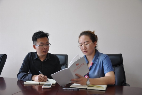 办公室小汤和小赵利用空闲时间互相讨论《条例》。“我们虽然不直接从事监督执纪问责工作，但也要及时掌握党纪党规，这样才能更好地做好服务支撑工作。”小赵说。.jpg