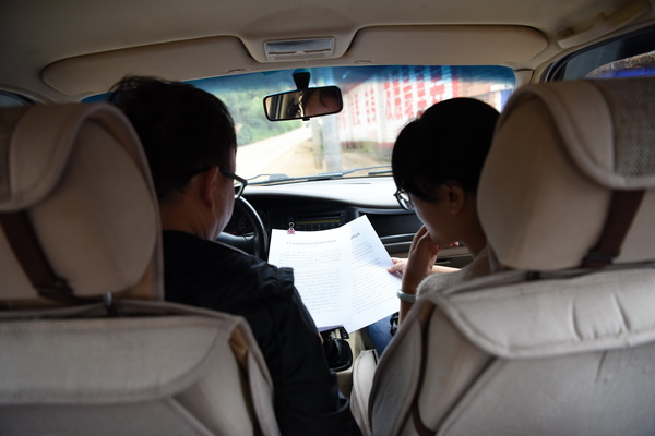经过一路颠簸，进村前，案审室人员再次讨论案情，为即将开始的审理谈话做足准备。.jpg