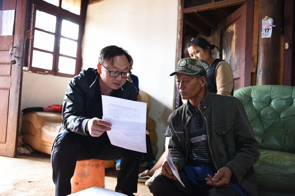 向谈话对象讲解党规党纪.jpg