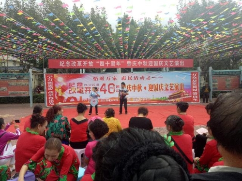 观看文艺演出.jpg
