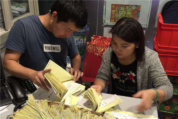 五华区纪委监委到辖区大型商超对大宗发票进行检查，看是否存在公款购买月饼、礼品的情况。.jpg