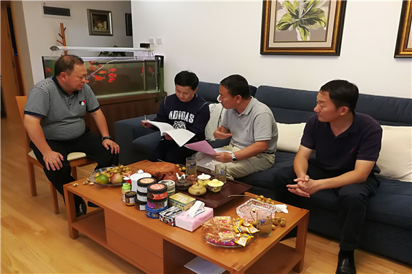 区检察院 中秋节前，区纪委派驻区检察院纪检组对副科级干部开展“廉政家访”，加强八小时外监督.jpg