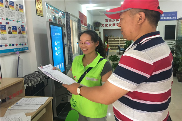 丰宁 丰宁纪工委到社区为民服务中心检查人员到岗情况， 节前打好“四风”预防针.jpg