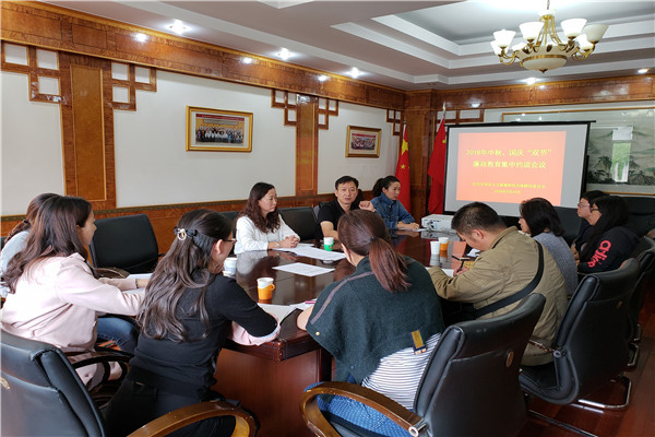 区人社局 党委召开中秋、国庆“双节”廉政教育集中约谈会议，并就“七严格、十严禁”内容进行学习，全局科级领导干部及财务工作人员19人参加此次会议。.jpg