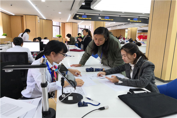 区人社局 “两节”前夕区人社局到人社综合窗口对工作人员工作纪律和廉洁自律情况进行检查，并就窗口服务满意度对办事群众进行询问。.jpg