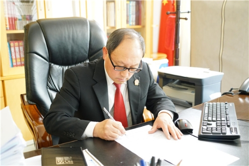 五华法院党组书记、院长签订《执法承诺书》.jpg