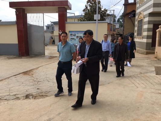 2区委政法委中秋走访慰问阿子营街道甸头村.jpg