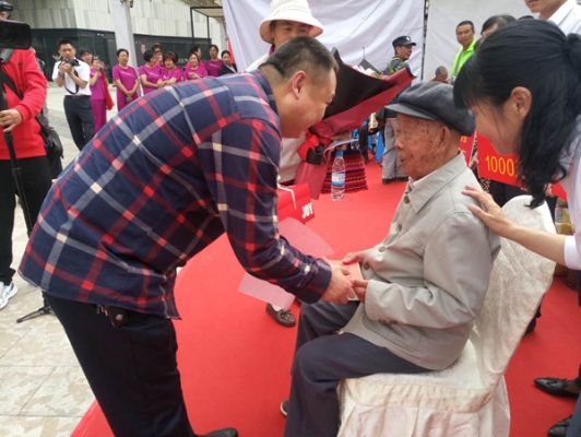 4拓东看望百岁老人.jpg