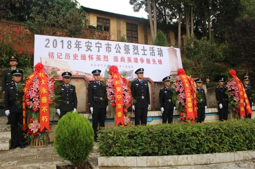 武警官兵献花篮.jpg