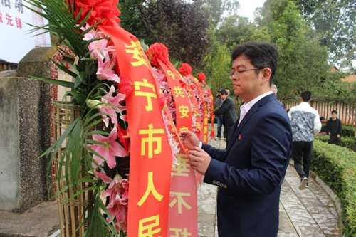 市领导整理花带.jpg