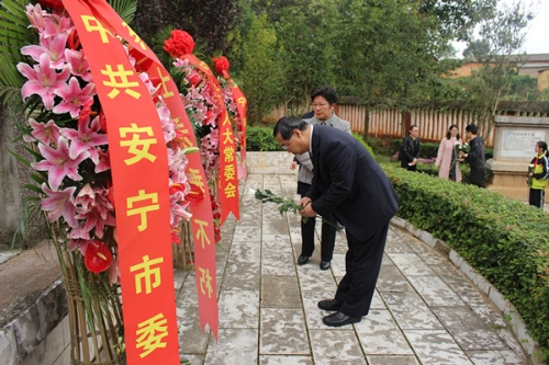向先烈献花.jpg