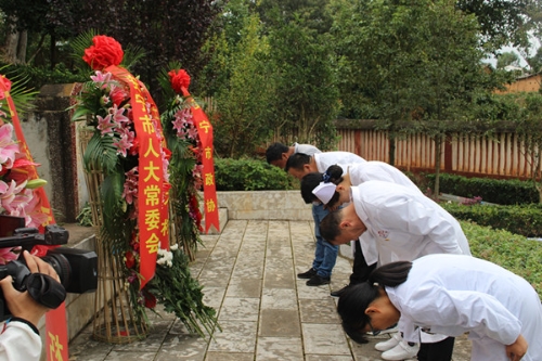 医生向革命先烈致敬.jpg