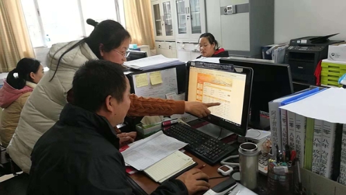 街道对社区录入情况进行抽查.jpg