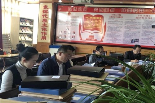 市委第一巡察组在县街查看整改台账3.jpg