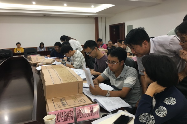 认真检查脱贫攻坚相关台账、资料.jpg