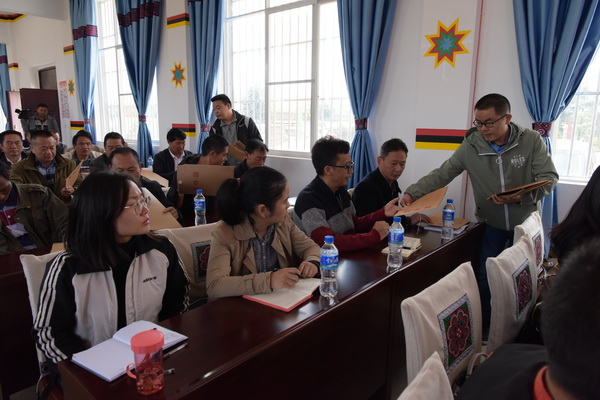 发放调查问卷，了解基层声音.jpg