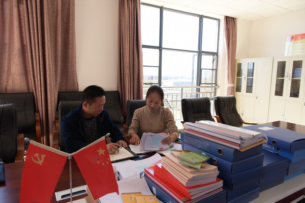 巡察干部认真查阅资料，摸排基本情况.jpg