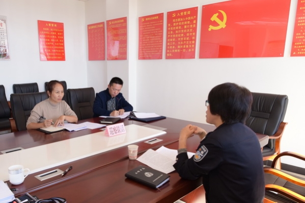 巡察干部与被巡察单位职工深入交流，了解被巡察单位党的建设情况.jpg