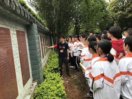 昆钢一中学生在学校文化墙学习中华优秀传统文化5.jpg