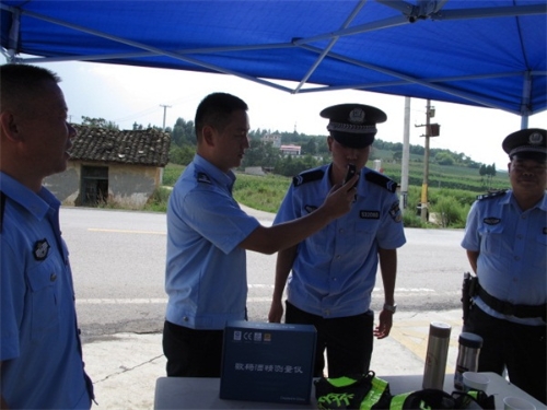 对执法执勤民警进行酒精检测.jpg