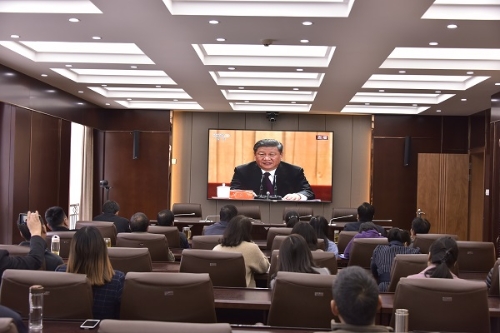 12.安宁市人民检察院组织全院干警收看庆祝改革开放40周年大会实况，共同回顾我国改革开放光辉历程，用心领会了中国共产党带领全国人民上下一心、艰苦奋斗、努力拼搏、改革创新、昂扬向上的核心本色！.jpg