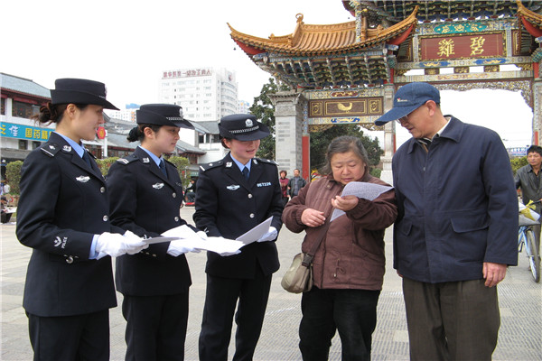 3民警走上街头为民宣传110知识.jpg