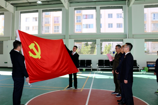 活动开始前重温入党誓词，激励大家做合格党员。.jpg