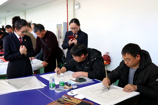 深藏不露的艺术家难得展现自己的画工，快速引来众多粉丝围观。.jpg