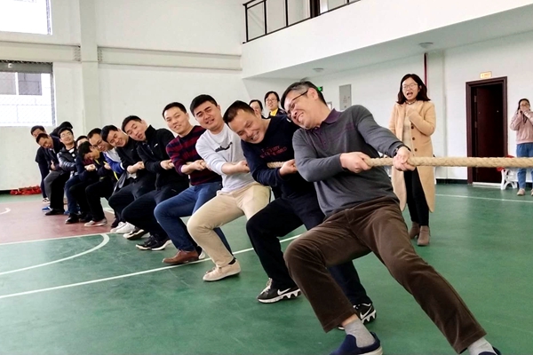 为赢得拔河比赛，挥洒着汗水、咬紧了牙关.jpg