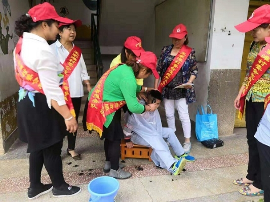 1安宁市草铺街道王家滩村委会志愿者到孤残儿童康复基地为他们打扫卫生，发放宣传手册，为残疾儿童义务理发。.jpg