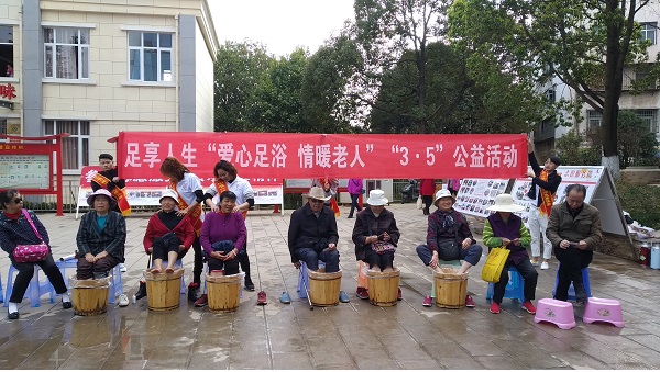 1。“爱心足浴 情暖老人”，安宁市金方街道新村社区组织“流动人口协会”会员进社区开展公益服务。.jpg