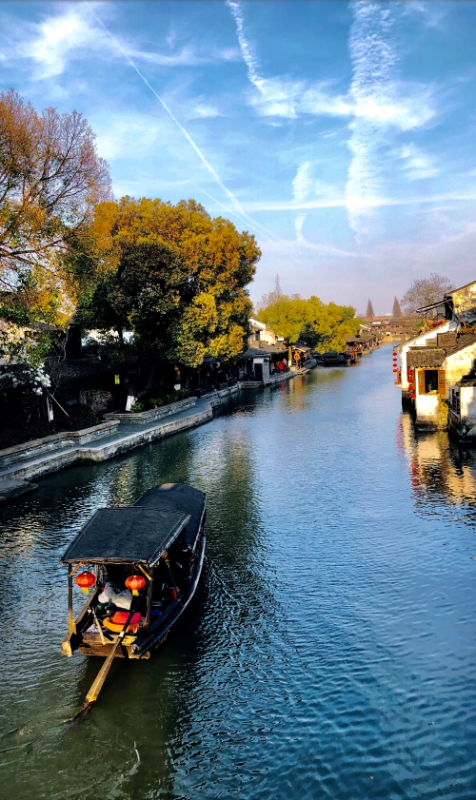 2.江上年年芳意早，蓬瀛春色逐潮来。