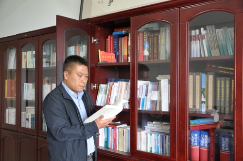 打铁必须自身硬。纪检监察干部在单位图书角开展自学，提高政治站位，增强履职本领。.jpg