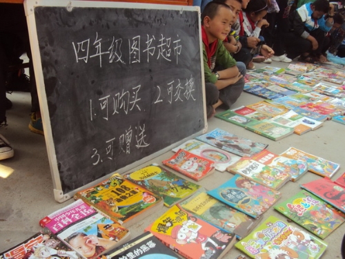 跳蚤市场，让书本“动”起来。别具特色的书摊，既降低了购书成本，又提高了利用率，实现“好书一起共享”。.jpg