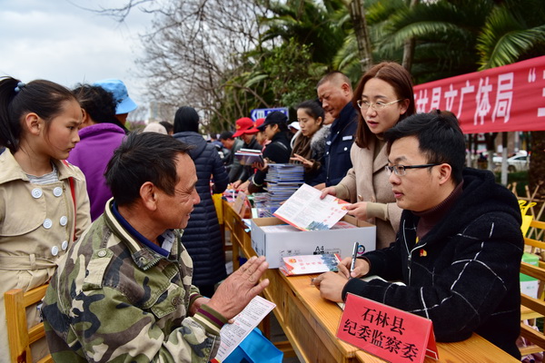 畅通举报渠道，强化线索排查。纪检干部利用“三下乡”时机受理群众举报，广泛搜集问题线索。.jpg