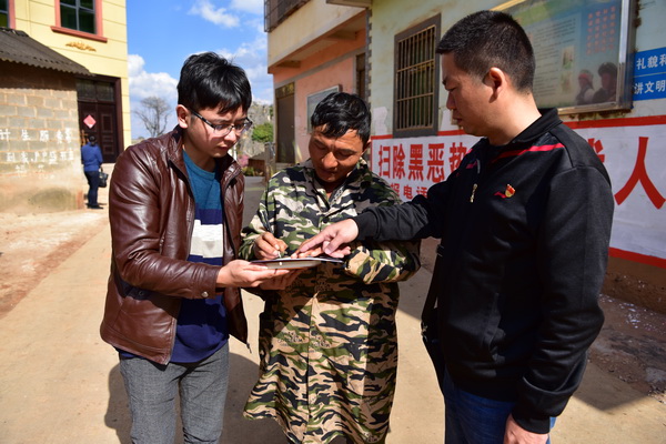 民意调查护民利。纪检监察干部以户为单位，在全县范围内开展涉黑涉恶腐败和“保护伞”民意调查，听民意，解民困。.jpg