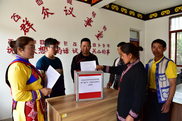 扫黑除恶，人人参与。纪检监察干部现场回收涉黑涉恶乱腐败和“保护伞”问题民意调查问卷，严格保密纪律，切实维护民利。.jpg