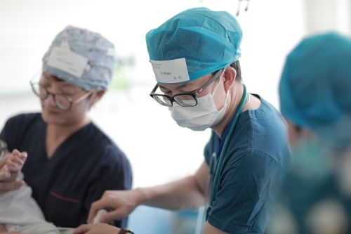 用心守护孩子生命健康（杨宁山 摄 联系电话：13648821018）.jpg