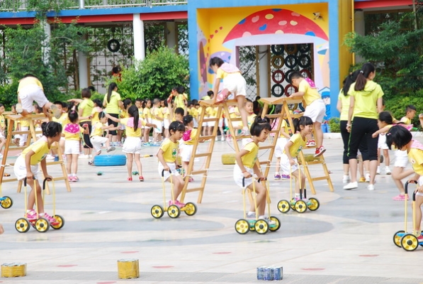 孩子们在运动场上快乐地进行大课间活动。.jpg