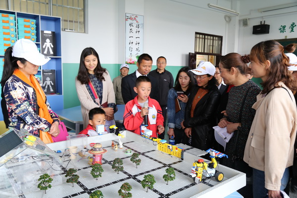 小小科技达人向家长们展示智慧农场。.jpg