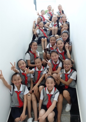 《六一节的女孩》王建中13888898266_副本.jpg